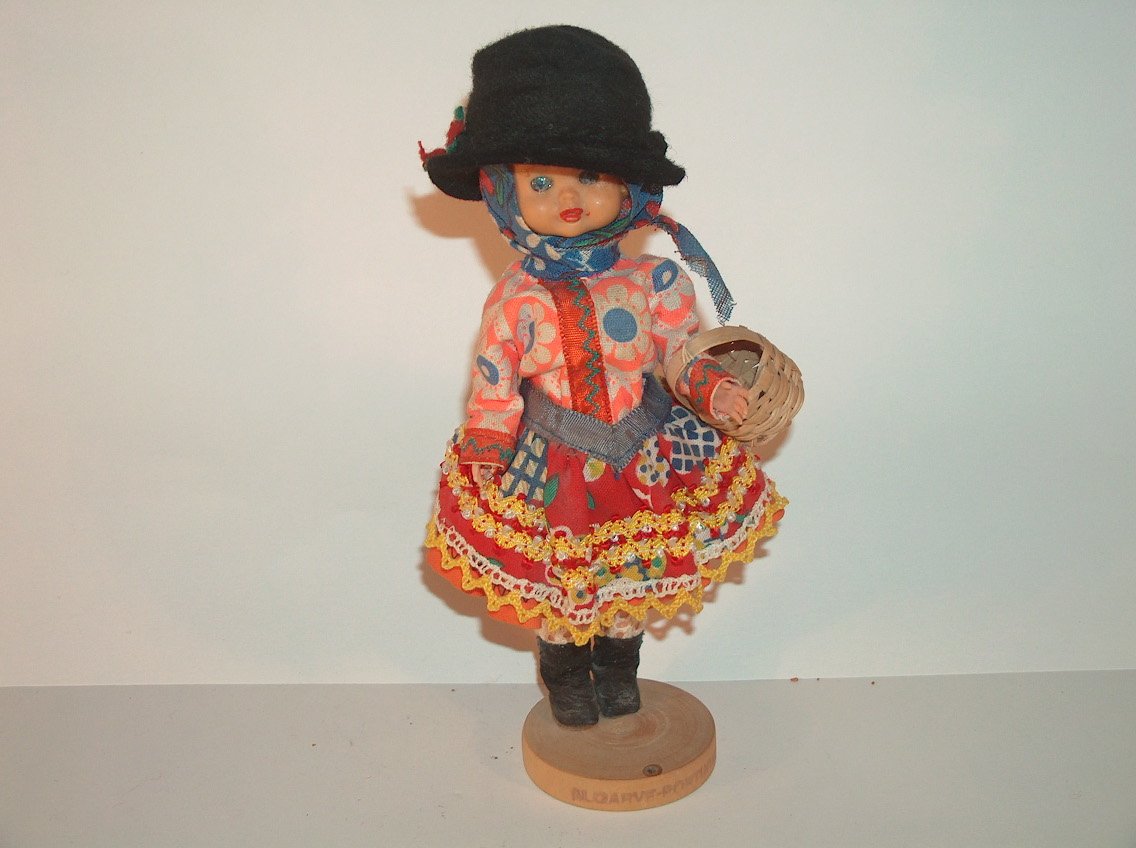 JOVEN DEL ALGARVE CON CESTO