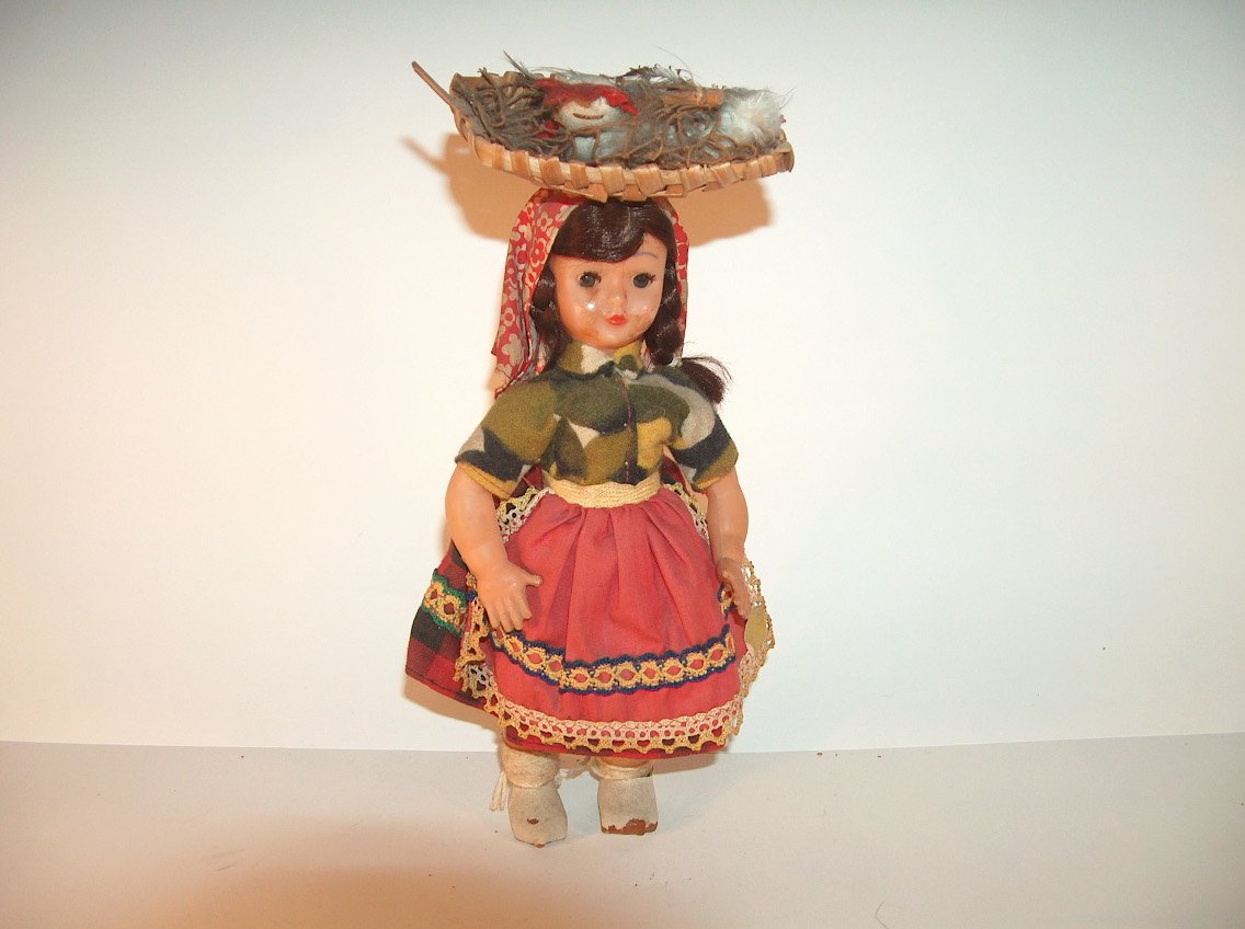 JOVEN DEL ALGARVE CON CESTA DE PESCADOS