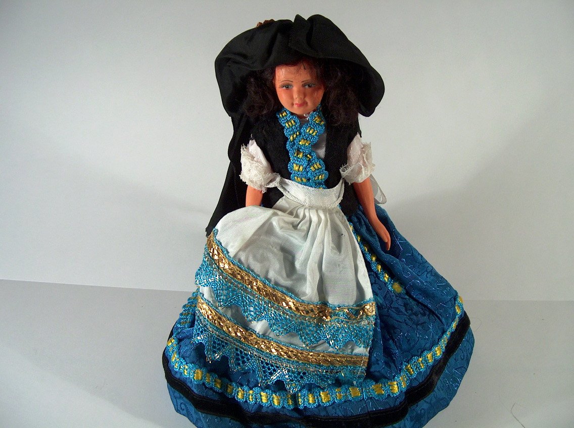 JOVEN ALSACIANA VESTIDO AZUL