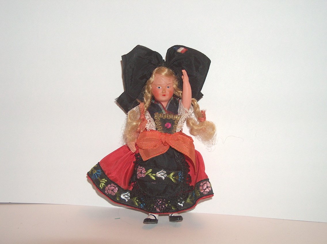 JOVEN ALSACIANA  MINIATURA