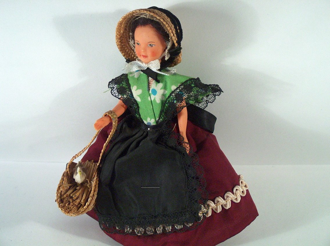 JOVEN CON CESTO Y AVE