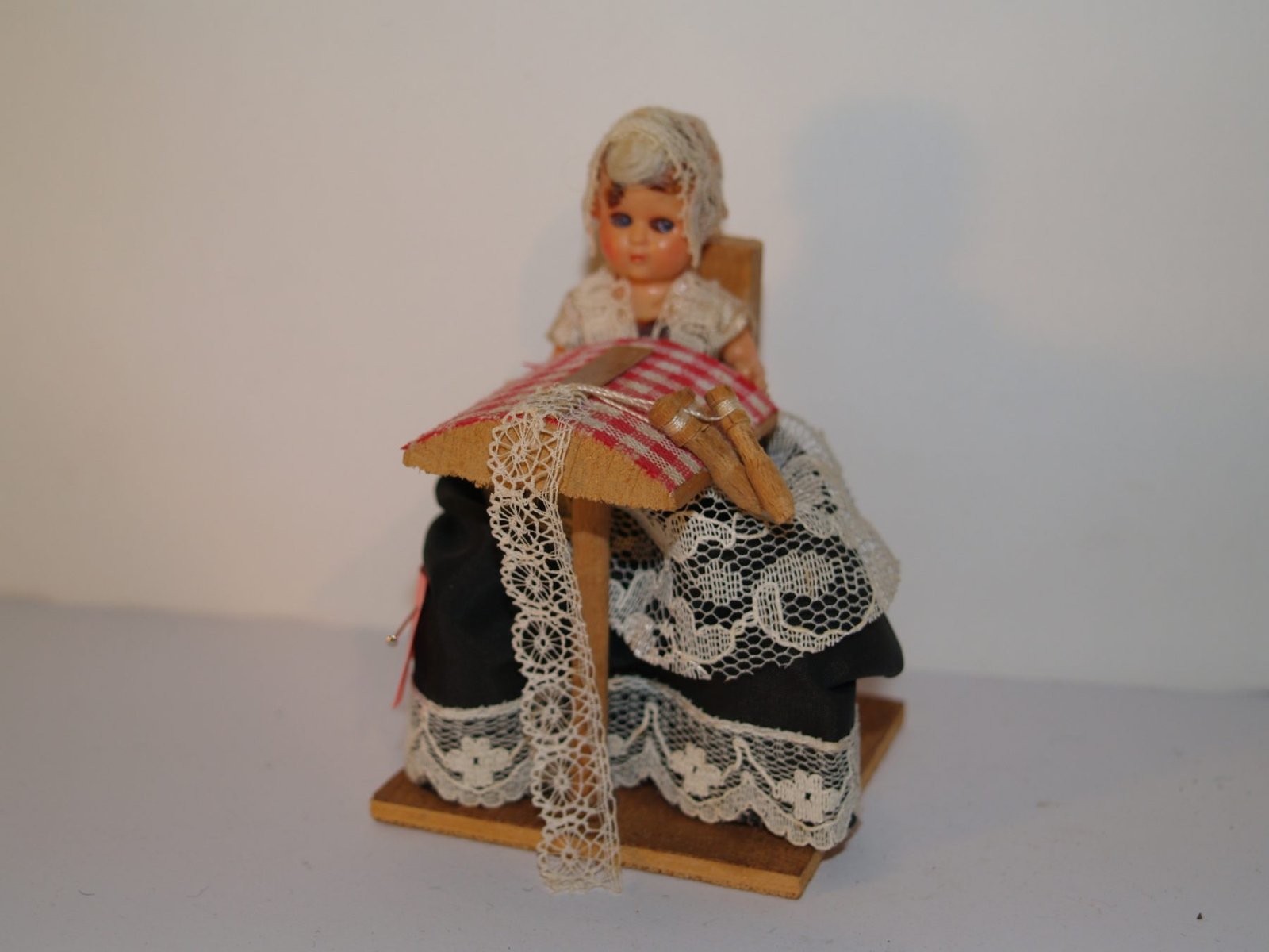 JOVEN ENCAJERA DE BRUSELAS