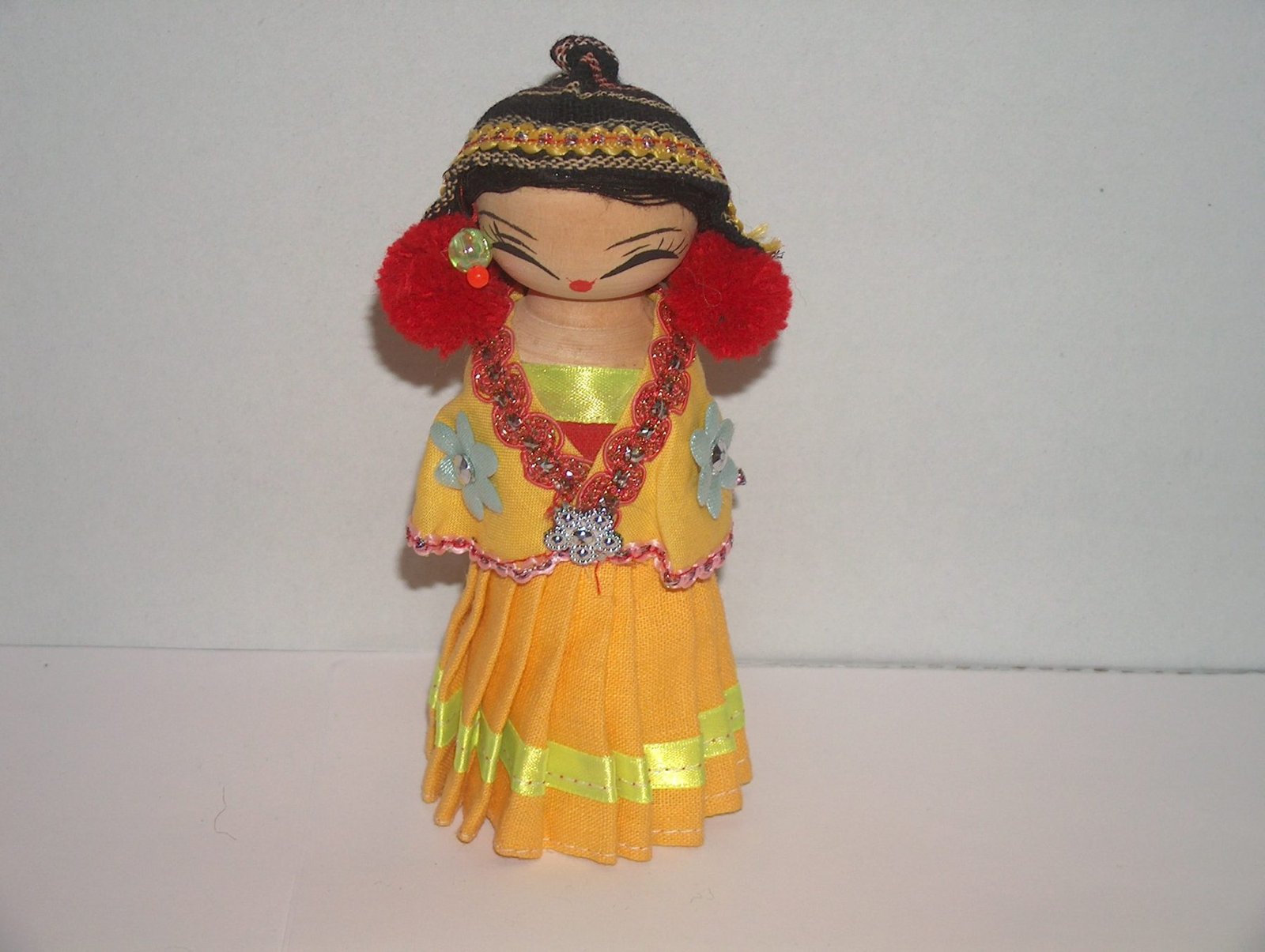 JOVEN CAMBOYANA CON POMPONES ROJOS