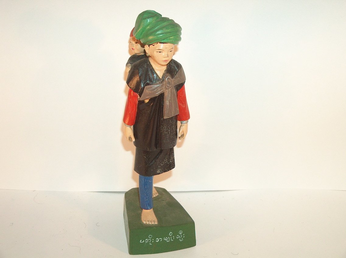 JOVEN MADRE CAMBOYANA CON BEBE ATADO