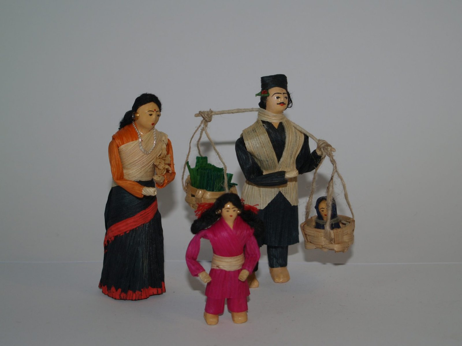 JOVEN FAMILIA CON CESTO AGUA