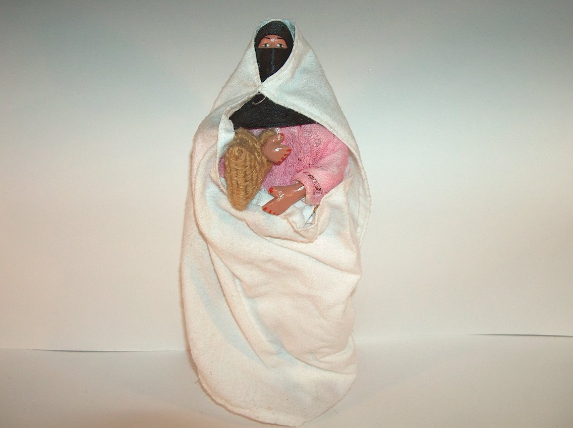 JOVEN DE FEZ CON CESTO