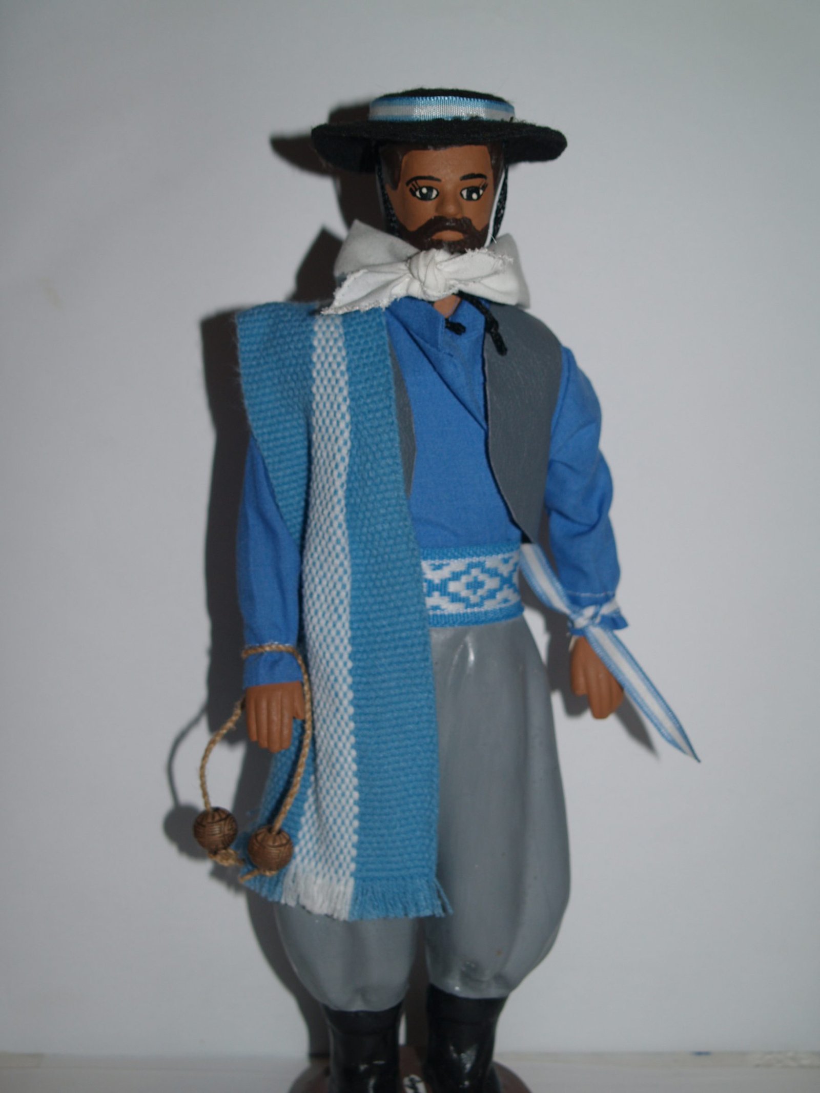 JOVEN GAUCHO CON BOLEADORAS