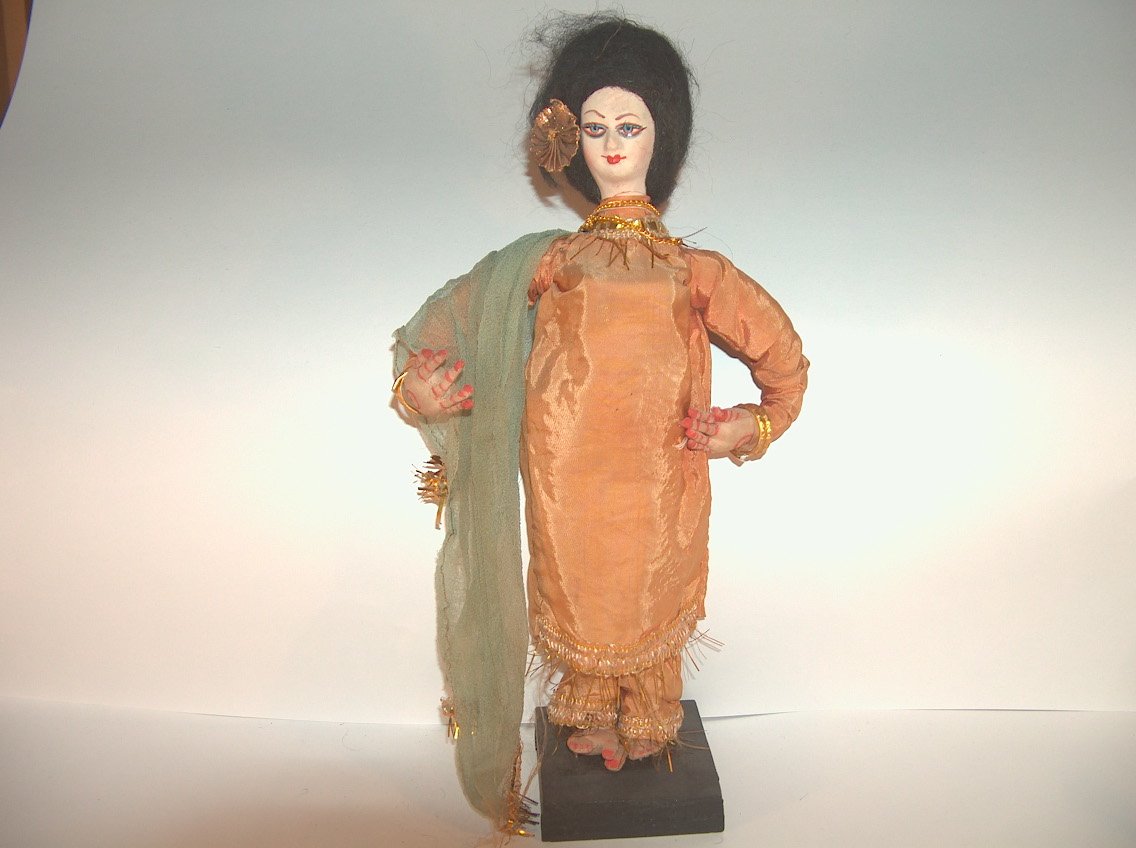 JOVEN CON VESTIDO NARANJA CHAL VERDE