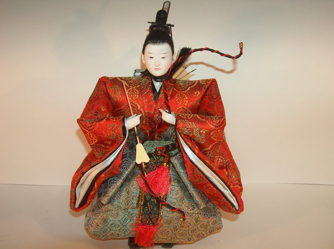 JOVEN SAMURAI  VESTIDO ROJO CON ARCO