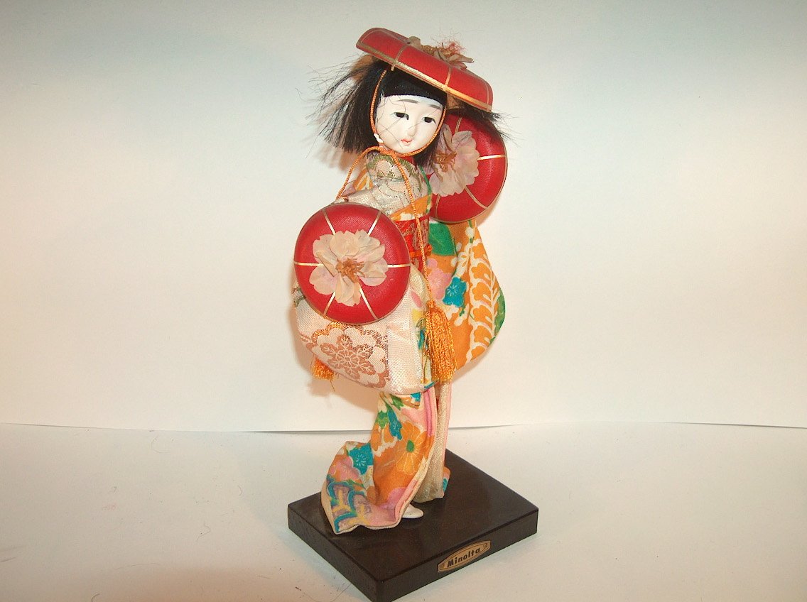 JAPONESA CON KIMONO NARANJA A FLORES ,SOMBRERO ROJO Y