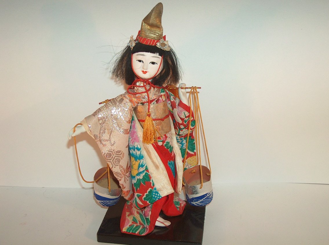 PRECIOSA JAPONESA CON KIMONO ROSA-ROJO PORTANDO AGUA