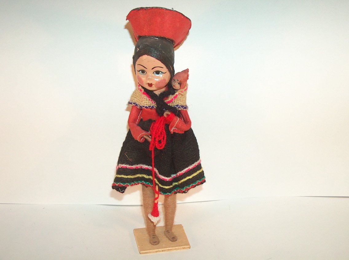 JOVEN HILANDERA CON BEBE