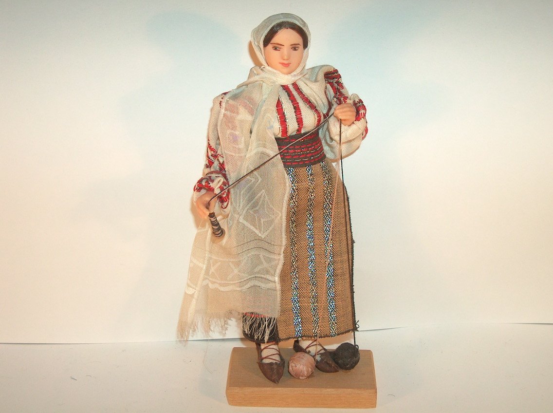 JOVEN HILANDERA RUMANA CON OVILLO LANA