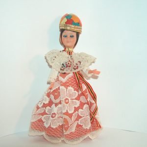 JOVEN  CON SOMBRERO FLORAL