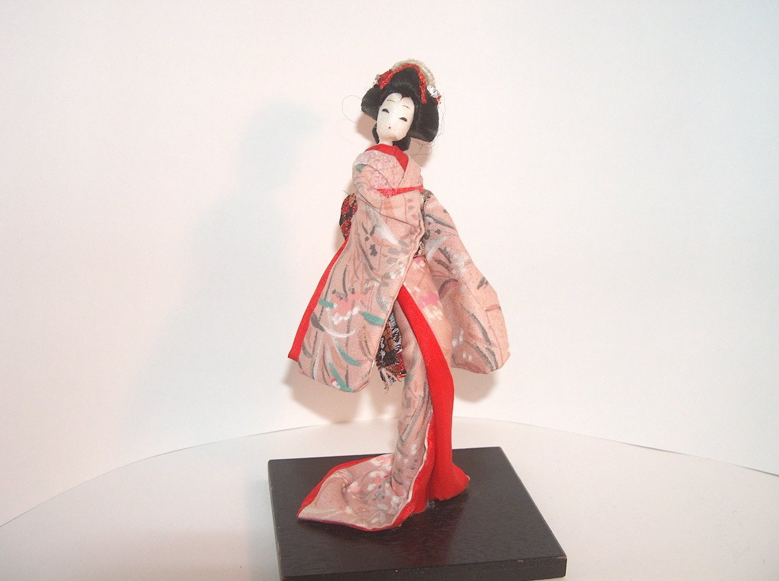 GHEISA CON KIMONO BEIG FONDO ROJO