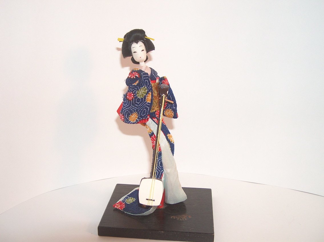 JOVEN GHEISA CON LAUD VESTIDO AZUL