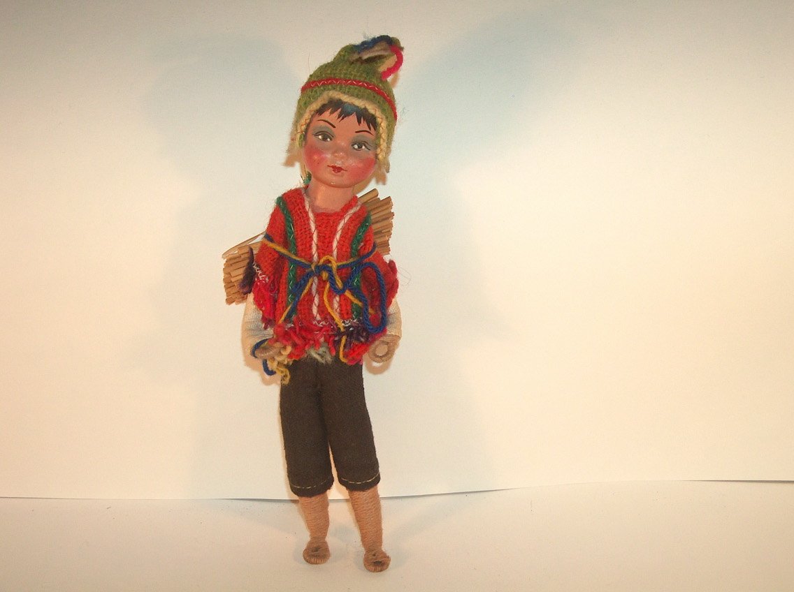 JOVEN DEL ALTIPLANO PERUANO CON ATILLO DE LEÑA