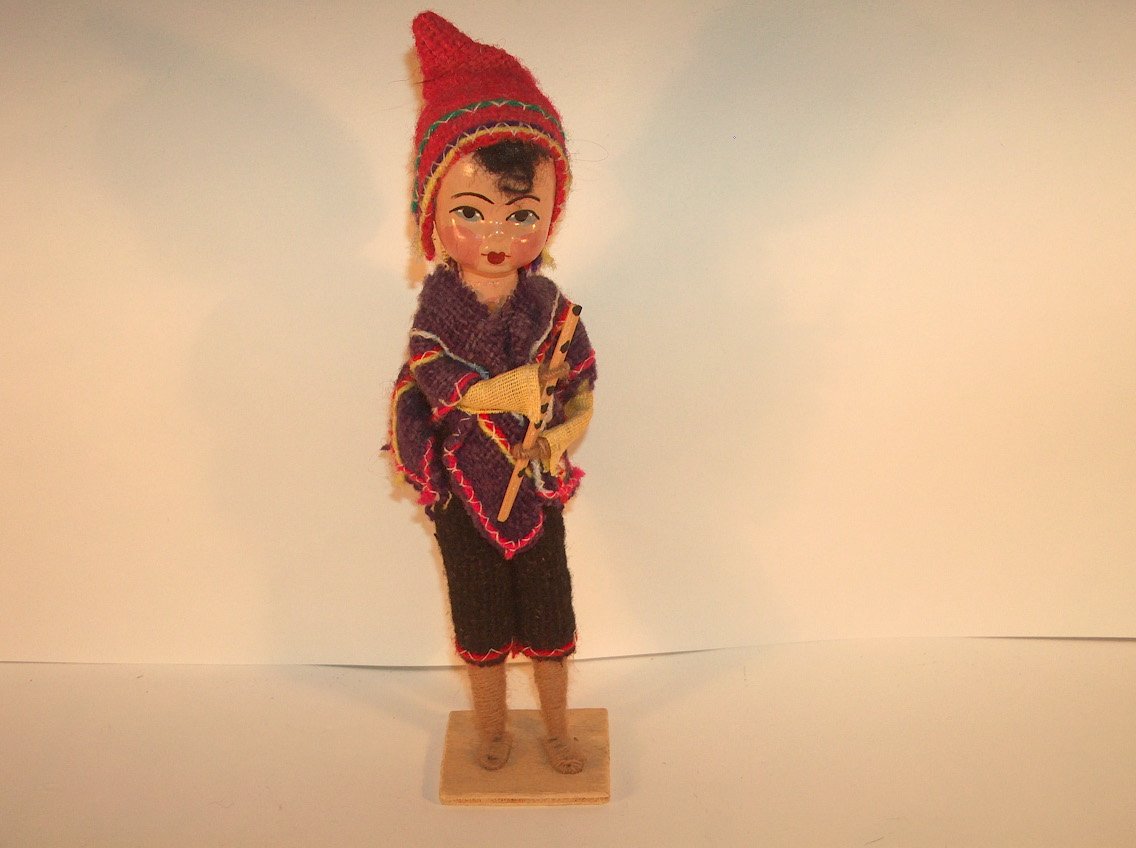 JOVEN DEL ALTIPLANO PERUANO CON FLAUTA