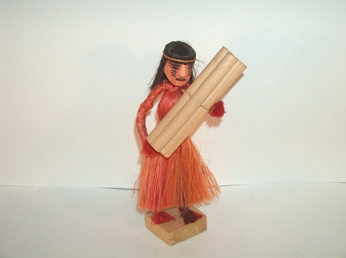 JOVEN DE LA SELVA DE IQUITOS CON ATILLO DE MADERA