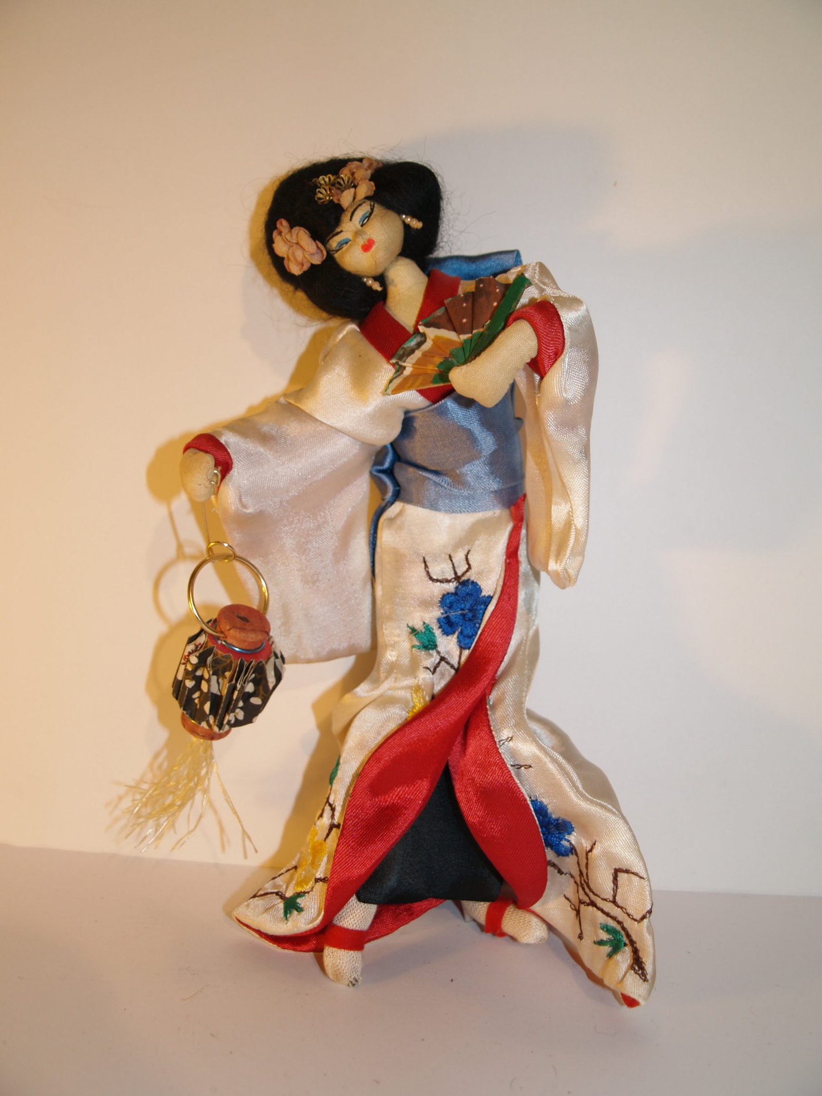 JOVEN JAPONESA CON FAROLILLO