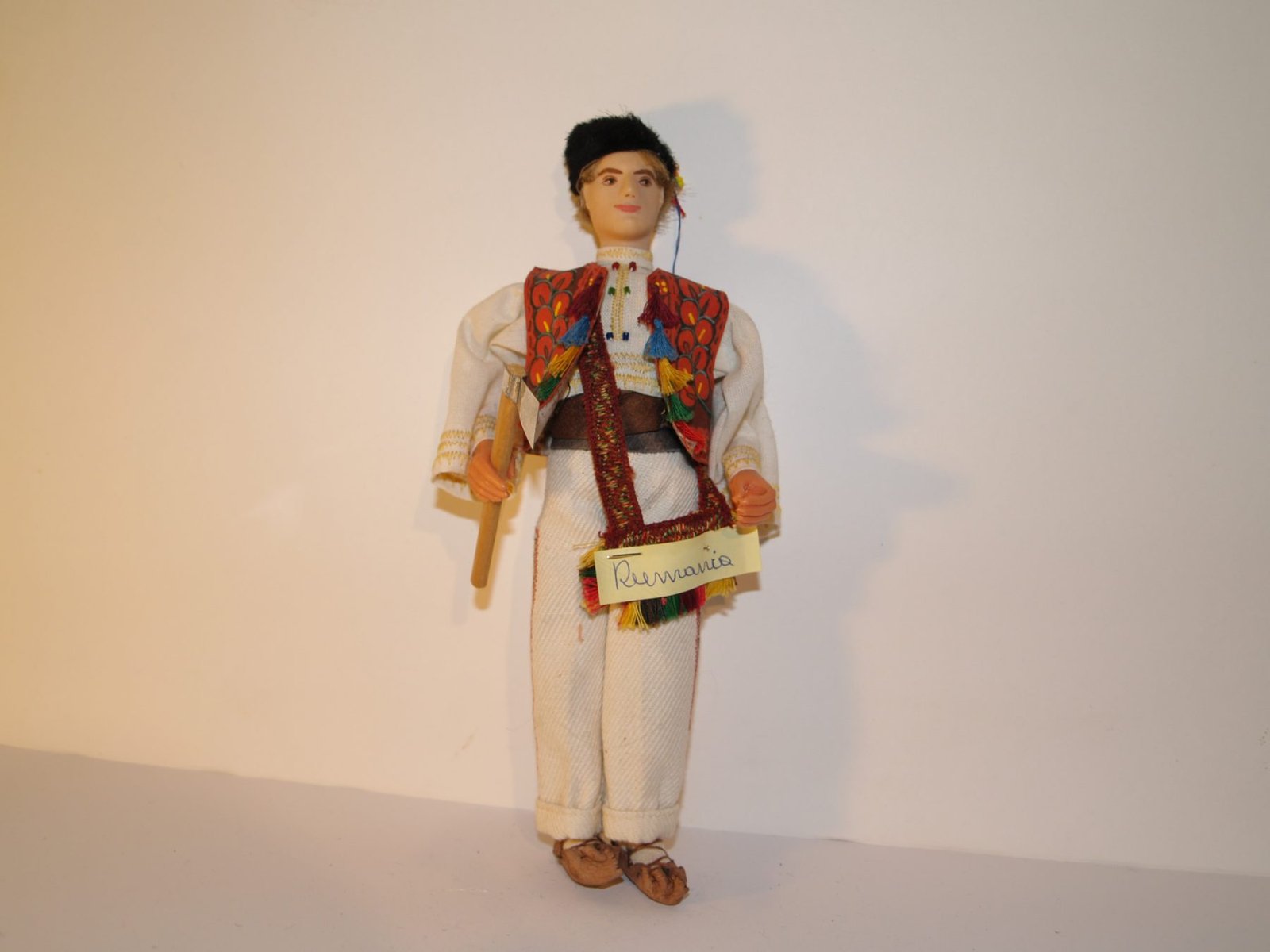 JOVEN RUMANO CON MORRAL