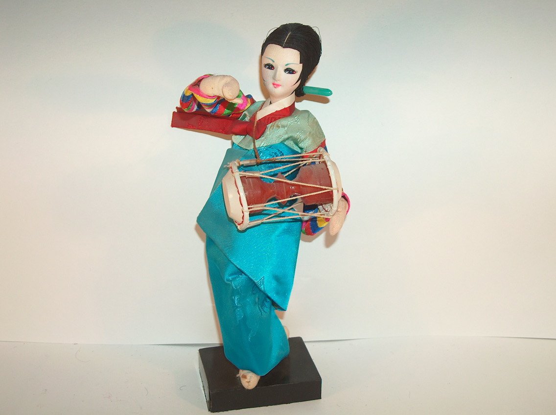 JOVEN COREANA CON DIÁBOLO