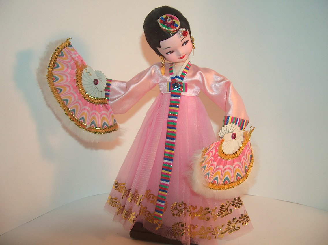 COREANA CON ABANICOS