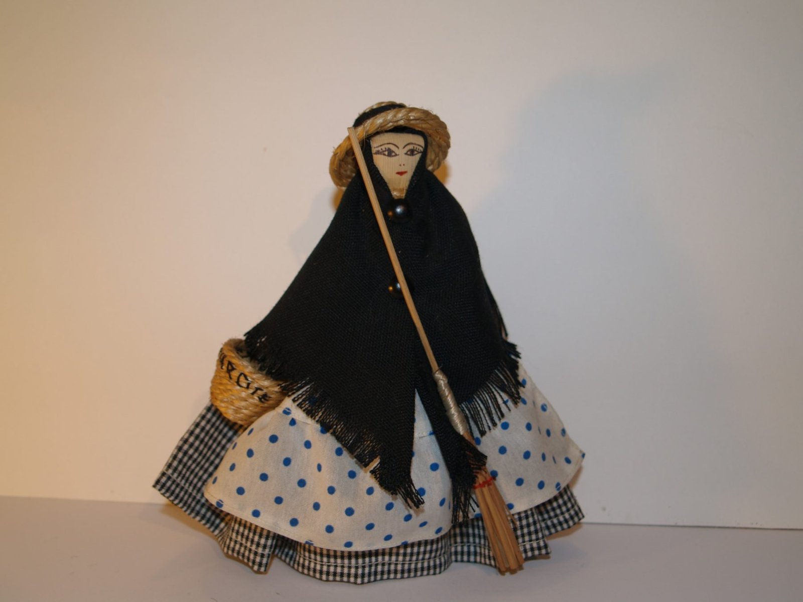 JOVEN CON CESTO Y ESCOBA