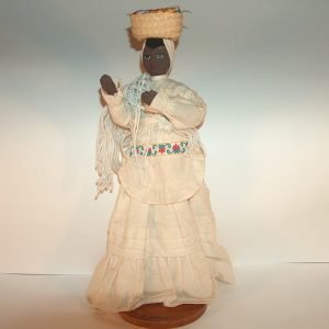 JOVEN HABANERA CON CESTO FLORES