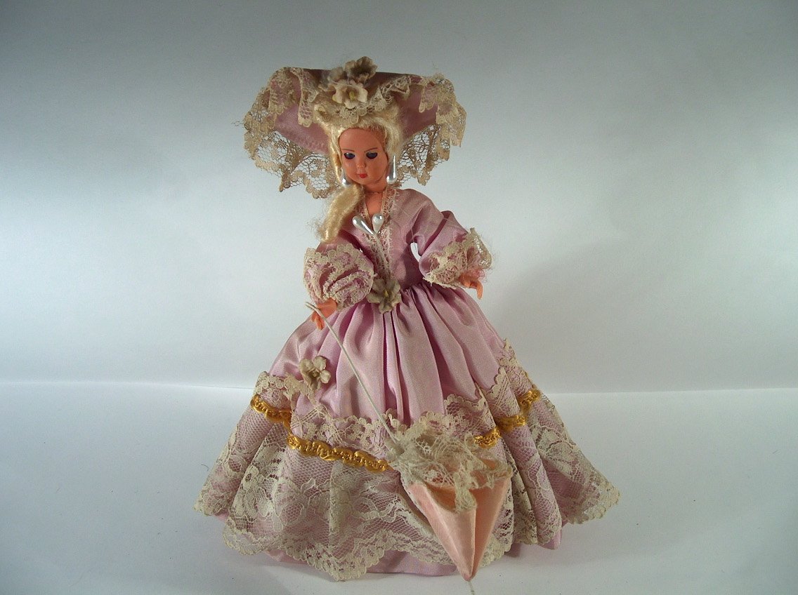 MADAMME POMPADOUR CON SOMBRILLA