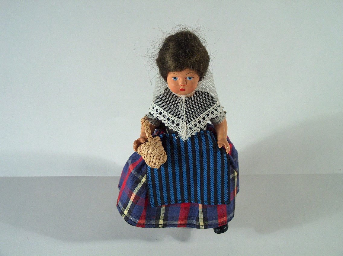 PAYESA MALLORQUINA CON CESTITO