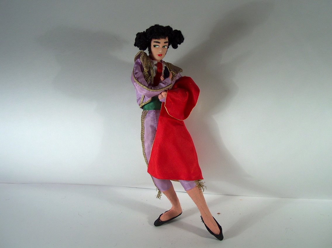 MATADOR CON CAPOTE ROJO