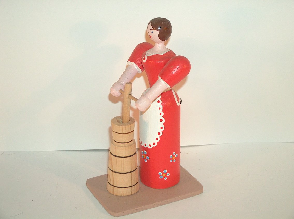 MUJER CHECA HACIENDO MANTEQUILLA