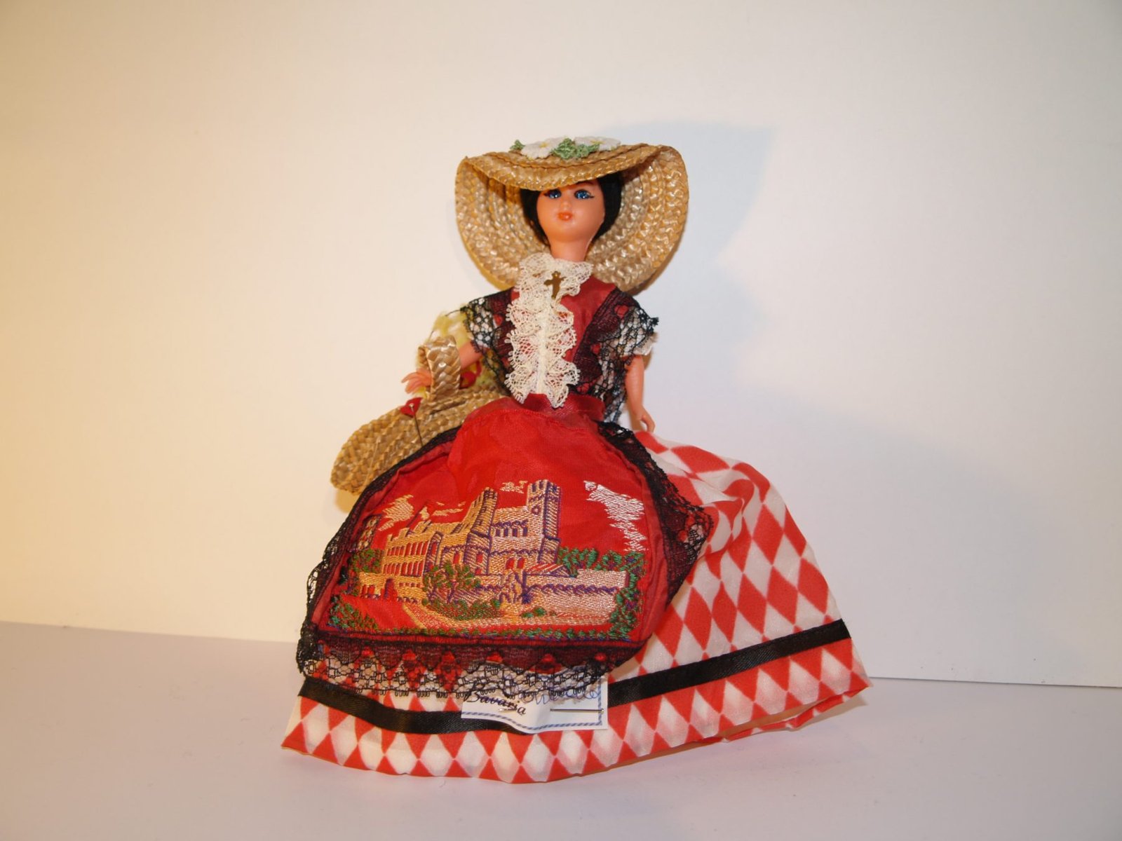 JOVEN MONAGUESCA CON SOMBRERO Y CESTO