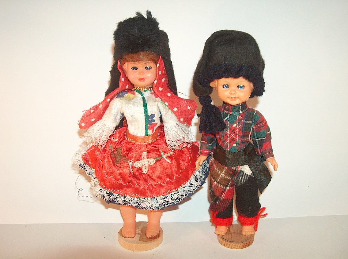 PAREJA DE NAZARÉ CON TOCADO TÍPICO