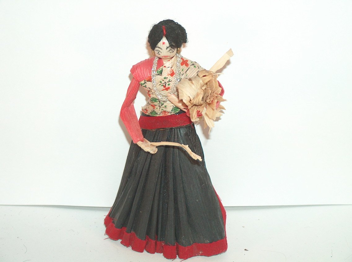 MUJER NEPALÍ CON ATILLO LEÑA