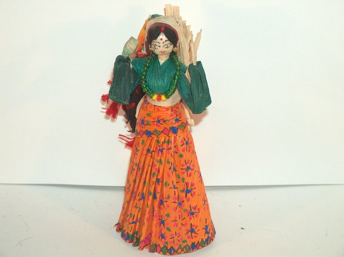 JOVEN NEPALÍ CON VESTIDO NARANJA Y VERDE