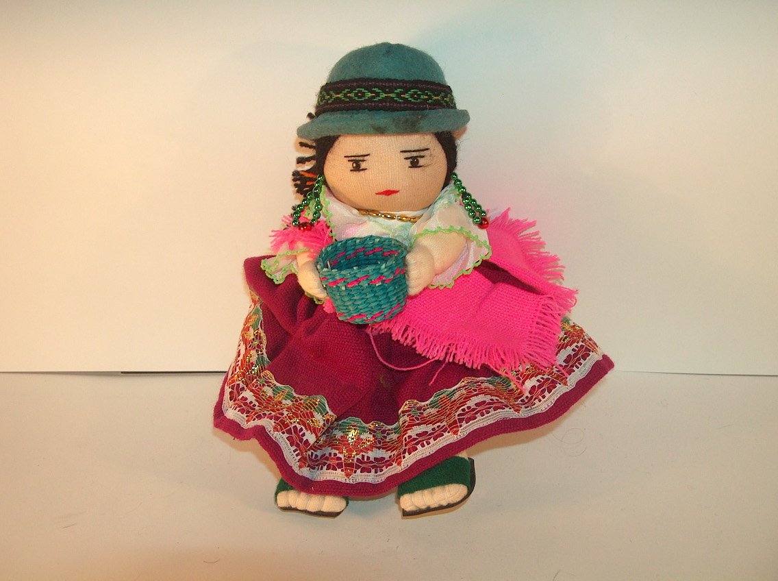 JOVEN ECUATORIANA CON CESTO