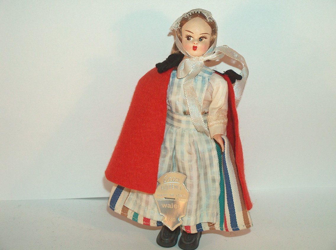 PRECIOSA GALESA CON CAPA ROJA