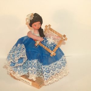 JOVEN TEJIENDO ENCAJE