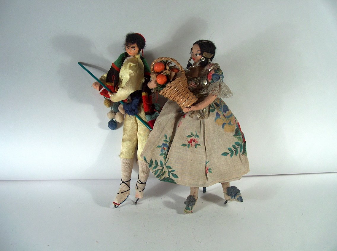 PAREJA VALENCIANOS CON CESTA NARANJAS