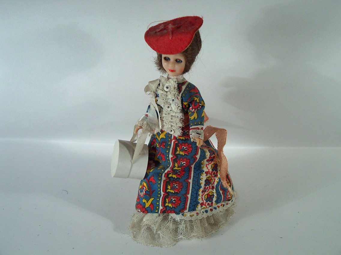 PARISINA CON SOMBRERA Y  SOMBRERO ROJO