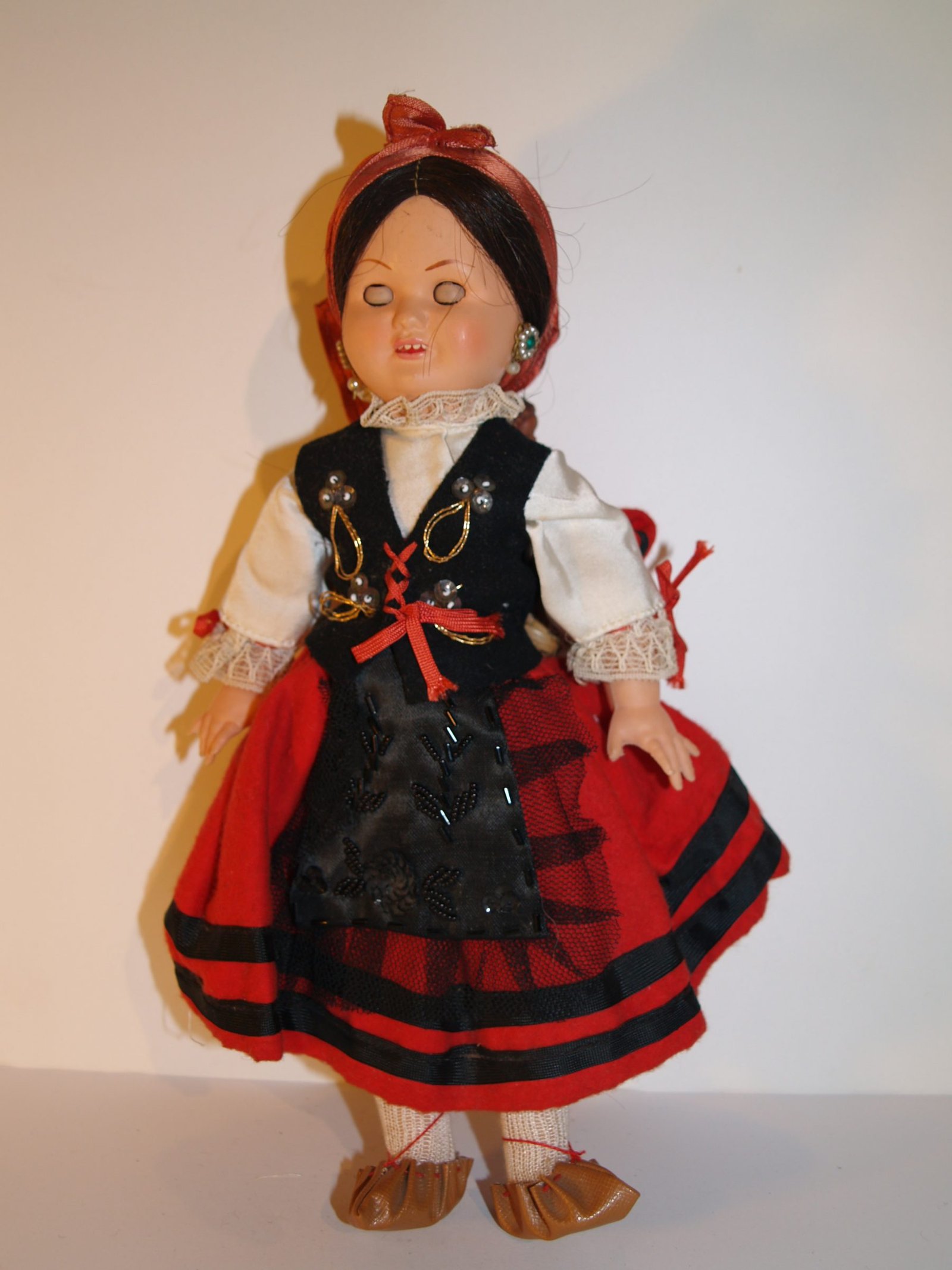 JOVEN PASIEGA CON CANASTO BEBE