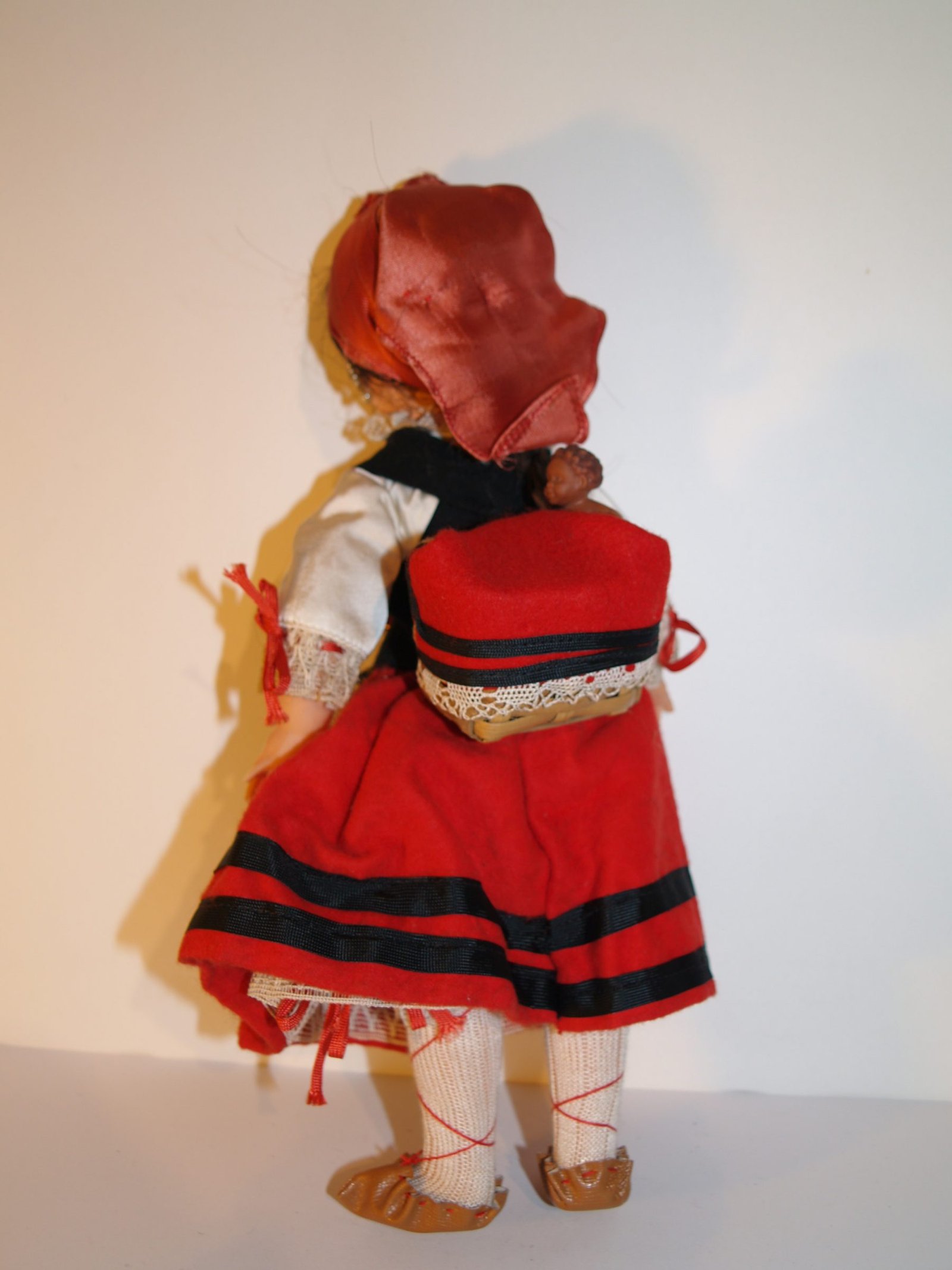 JOVEN PASIEGA CON CANASTO BEBE " CUEVANO"