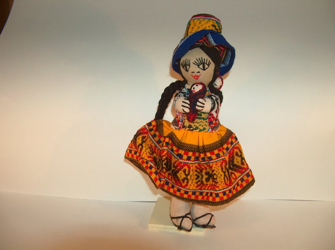 JOVEN PERUANA CON BEBÉ