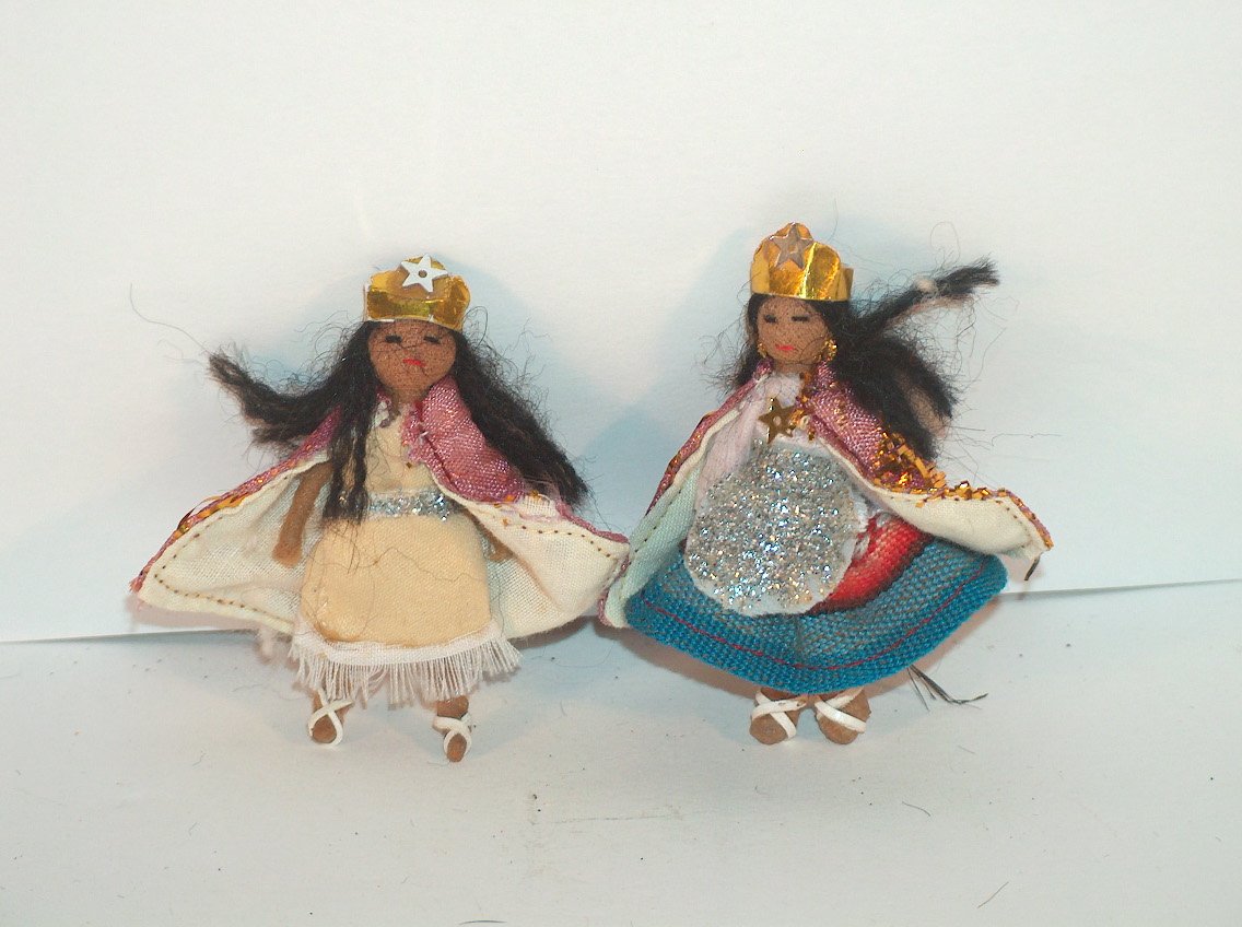 JOVENES PERUANAS CON LA POLLERA AZUL-BLANCA MINIATURAS