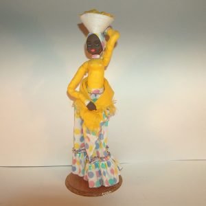 JOVEN RECOGIENDO MAIZ