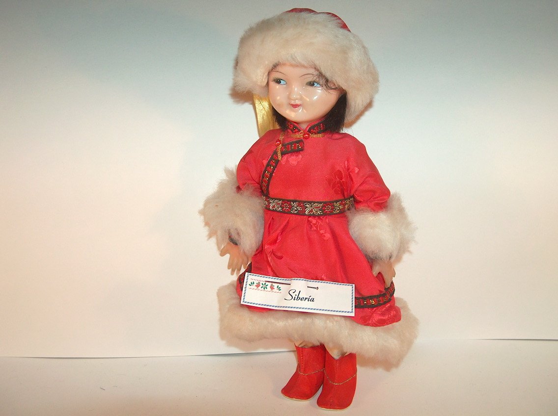 PRECIOSA SIBERIANA CON VESTIDO ROJO Y GORRO PIEL