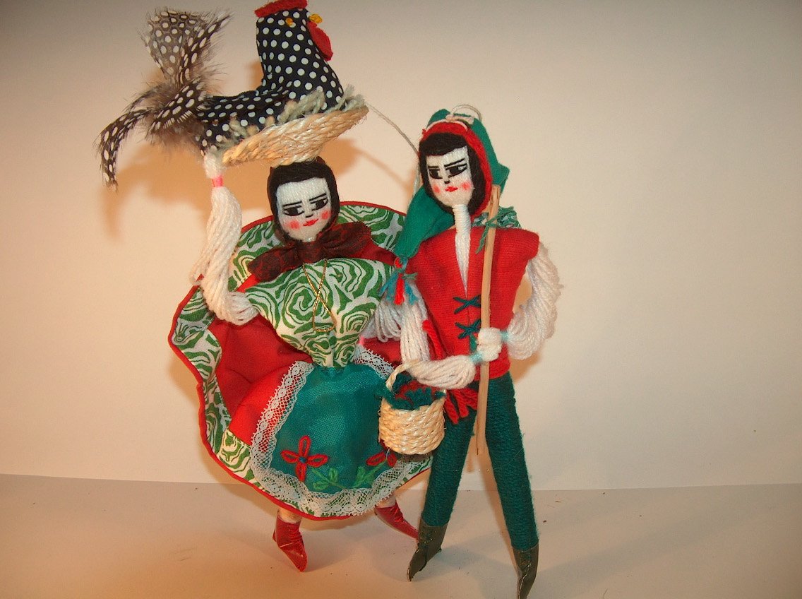 PAREJA DE SINTRA CON CESTO Y GALLO