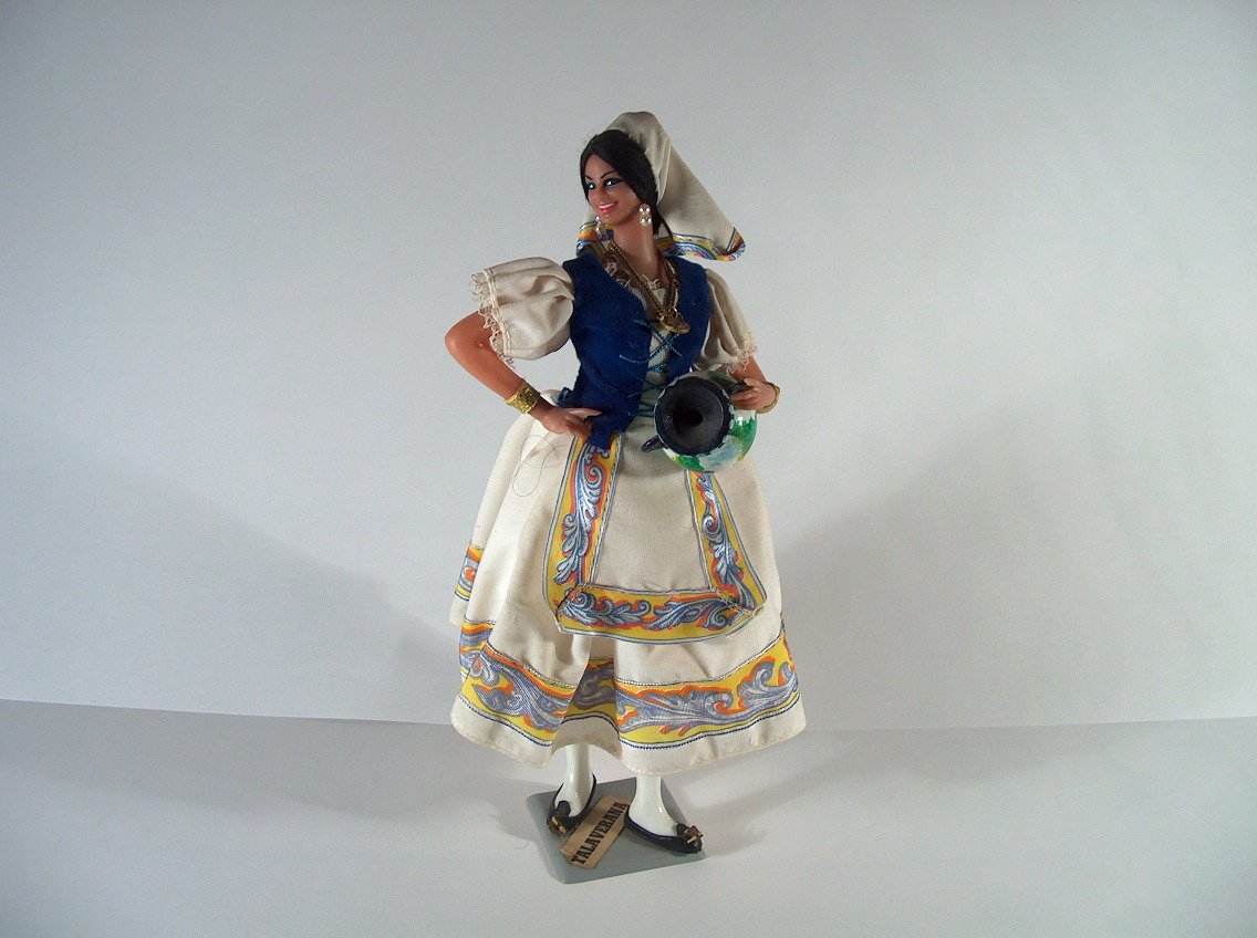 JOVEN TALAVERANA CON JARRA